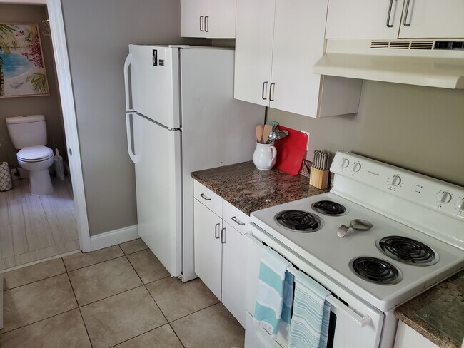 full kitchen, Galley style - 3050 York St S