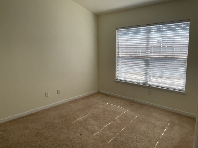 Building Photo - Bright & Spacious 2 Bed, 2 Bath Condo