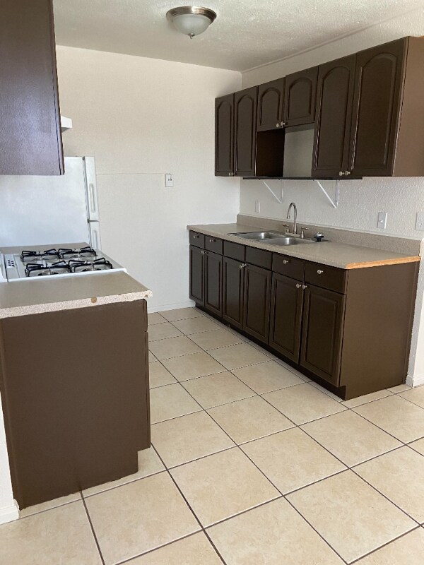 Building Photo - 1073 Estes St