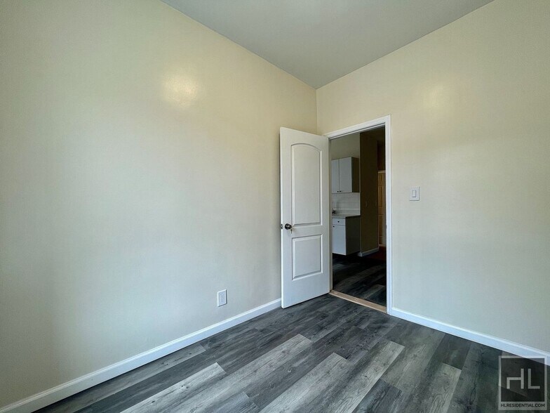 Building Photo - 34 AVENUE 2.5 bedroom includes heat and hot water