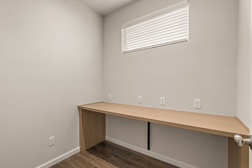 Building Photo - 321 W Commercial St