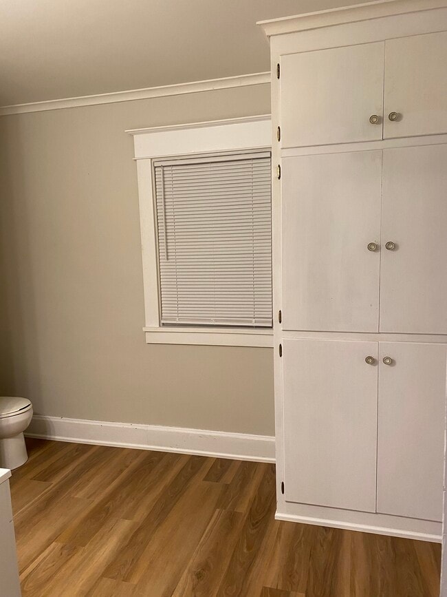 Building Photo - Yellow (417)