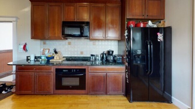 Building Photo - BERKLEE 3 BR Apartment - 9/1