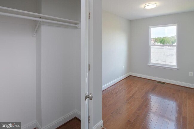 Building Photo - 704 Ingraham St NW