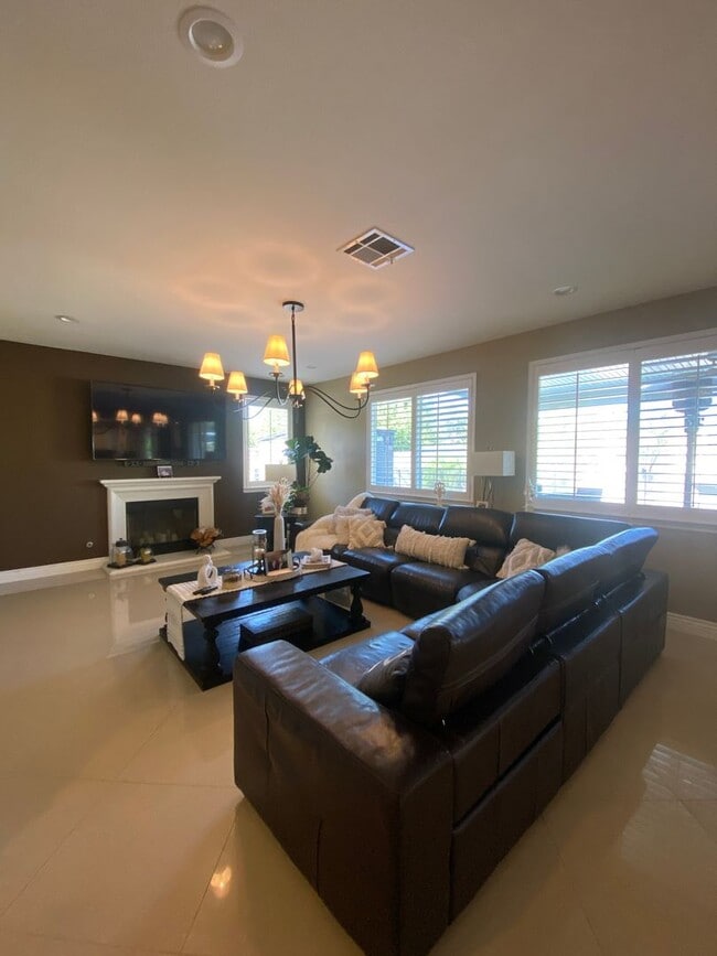Building Photo - 14660 Meadowsweet Dr