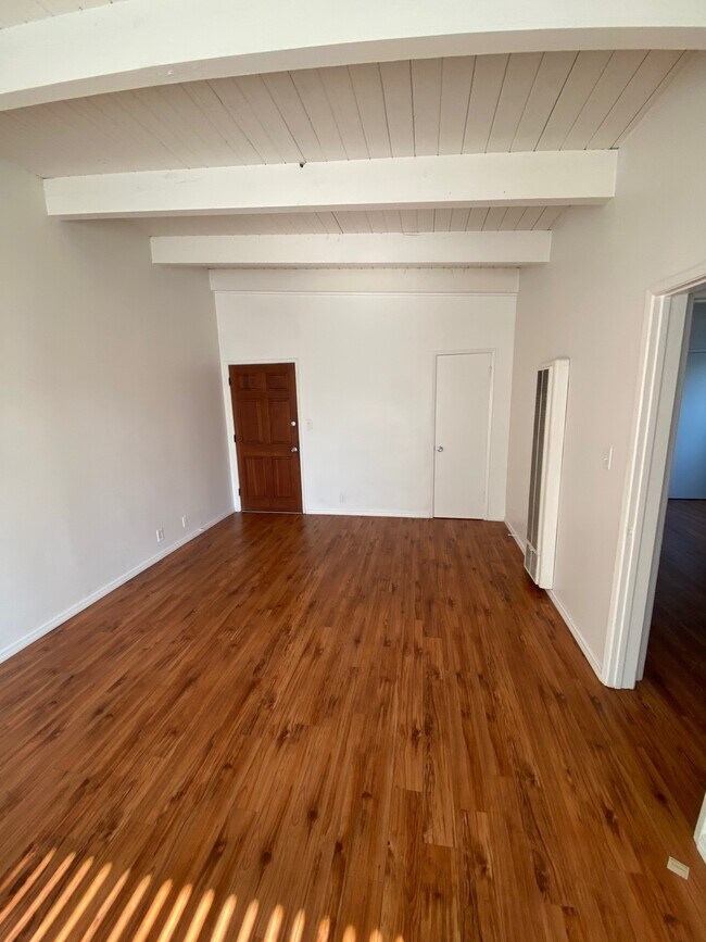 Building Photo - 11718 Victoria Ave