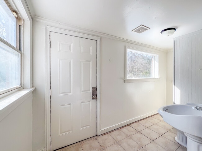 Building Photo - 1006 Greystone Ave