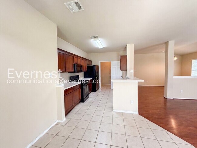 Building Photo - 4 Bed, 2 Bath Home with Fenced Yard and Garage Parking / Available now!