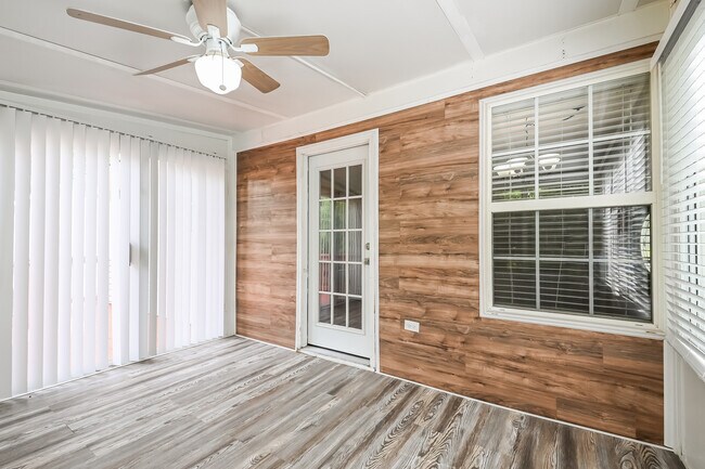 Building Photo - 737 E Maple Ln