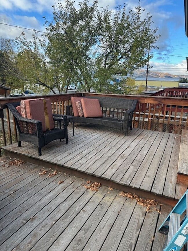 Building Photo - Newly remodeled Large Split entry home on North