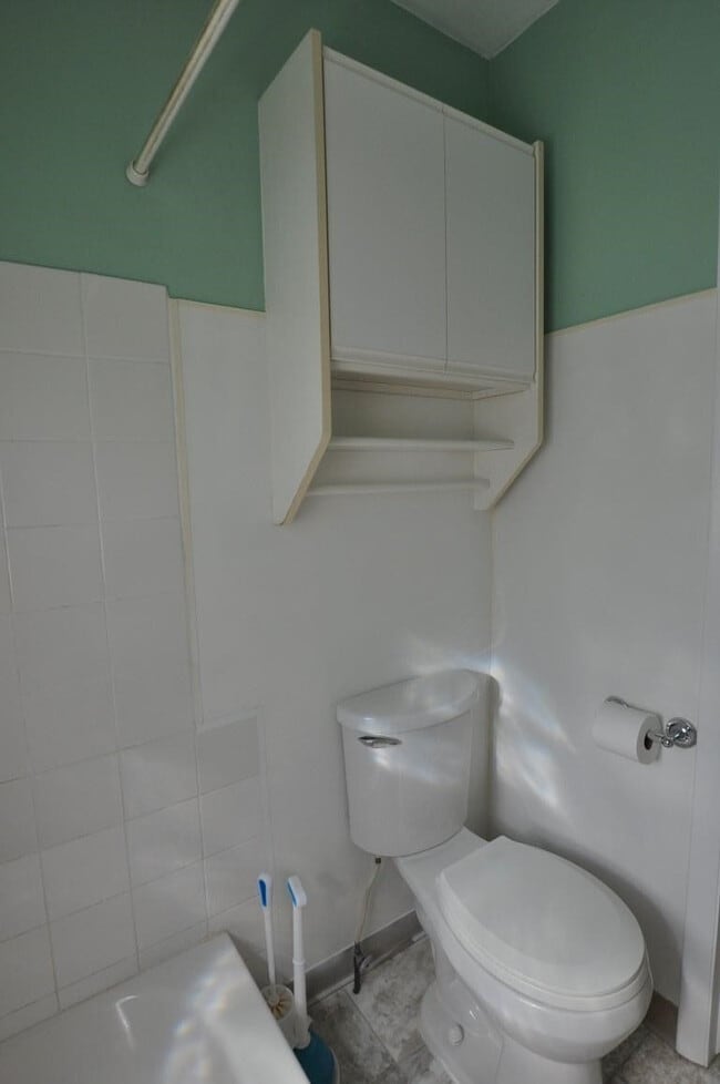 Building Photo - 921 Sylvan Ave