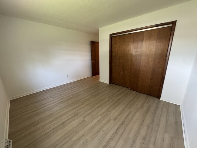 Building Photo - Main-Level 2 Bedroom 1 Bath Apartment Magic You’ll Love Coming Home To!