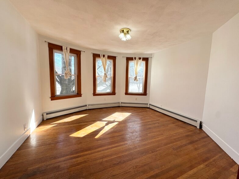 Building Photo - 28 Willow St