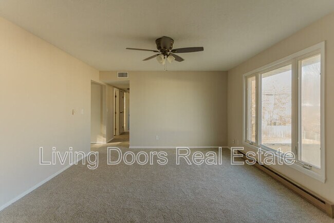 Building Photo - 402 W Eldora Ave