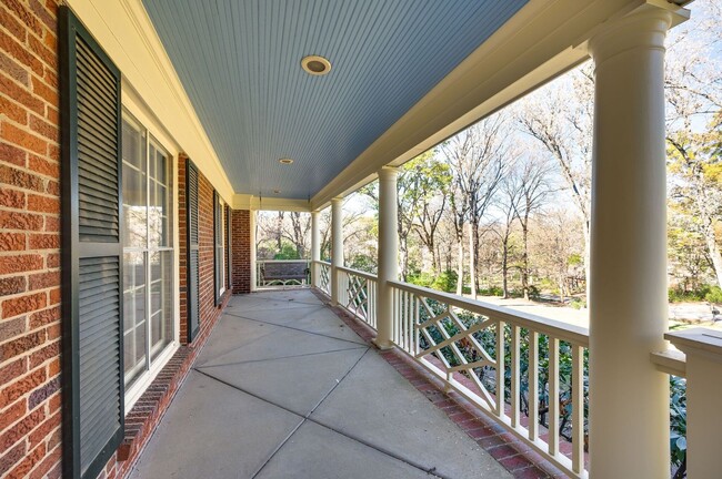 Building Photo - Fantastic renovated 5BE/4BA family home on beautiful oversized private Lot in the heart of Belle ...