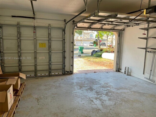 Building Photo - 10933 NW 73rd Terrace
