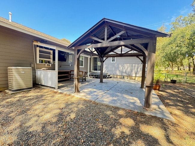 Building Photo - 3 bed/2 ba country home