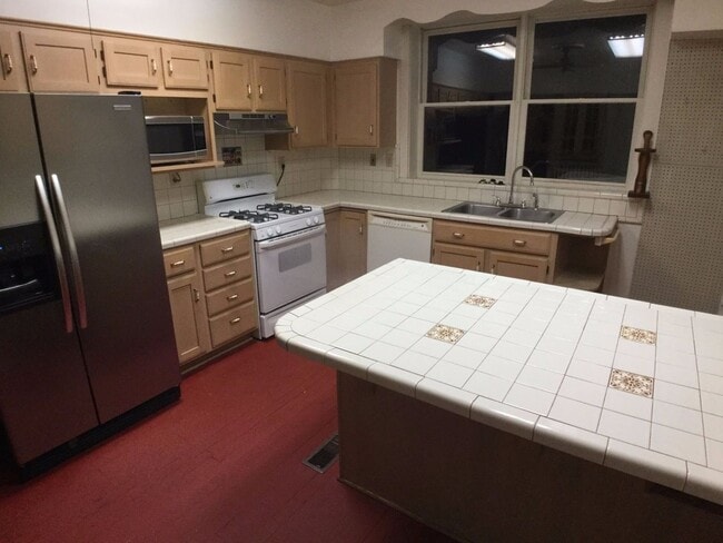 Building Photo - Radford, 5 BR / 2.5 BA, Available in August