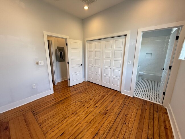 Building Photo - 3 Bedroom 3 Bath Apartment - Downtown Char...