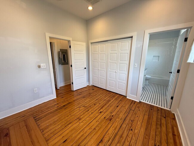 Building Photo - 3 Bedroom 3 Bathroom Apartment - Downtown ...