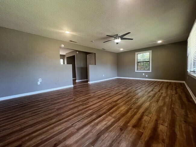 Building Photo - Updated 3 bedroom 2 bathroom house in Cent...