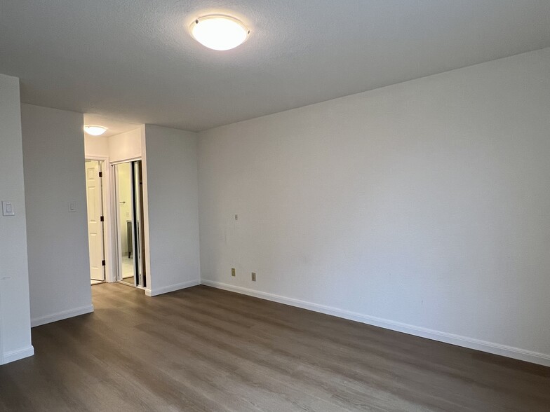 Building Photo - 575 27th Ave