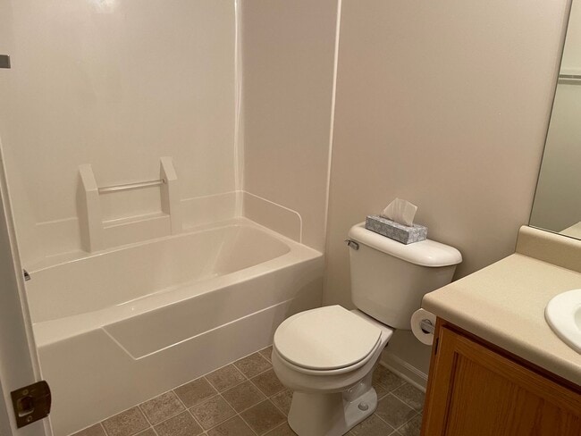 Building Photo - 3 bed / 3.5 bath Grand Ridge townhome avai...