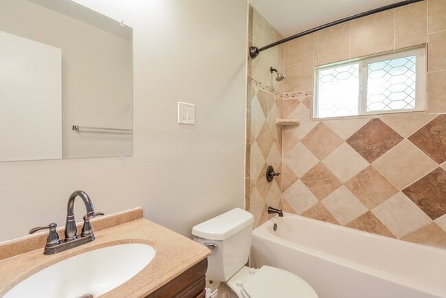 Building Photo - 3 Bedroom in Clarksville!