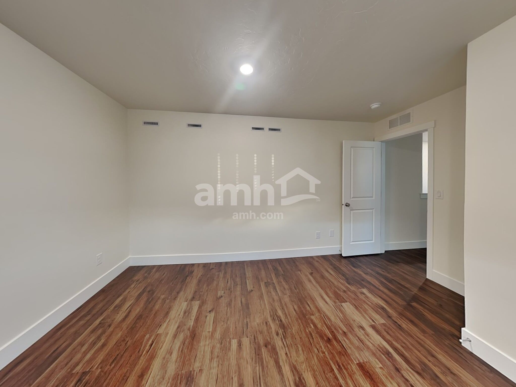 Building Photo - 1064 S Moorside Ave