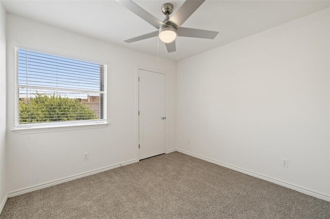 Building Photo - 9903 Roxanna Dr