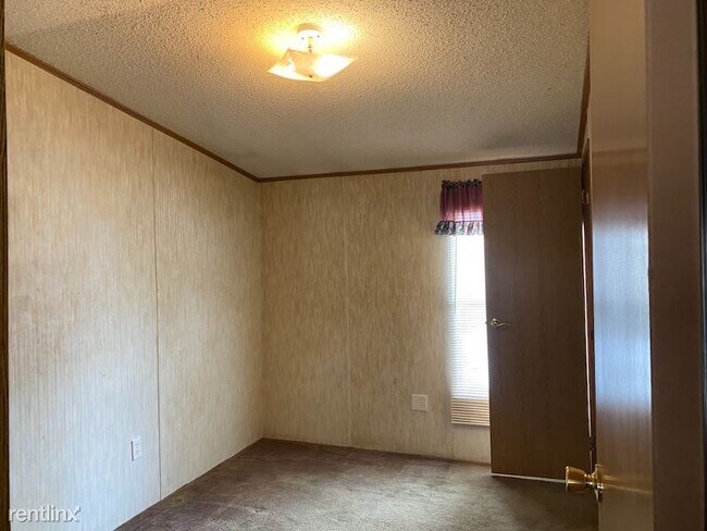 Building Photo - 3 br, 2 bath Mobile Home - 10522 View Ave....