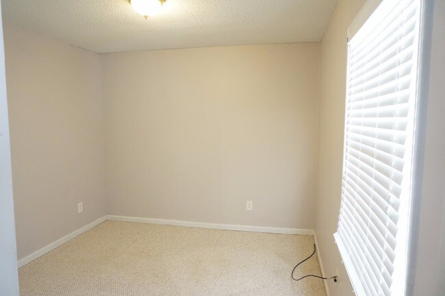 Building Photo - 1058 18th Ave NW