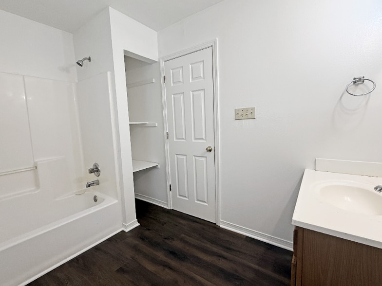 Building Photo - 2900 Clermont Dr