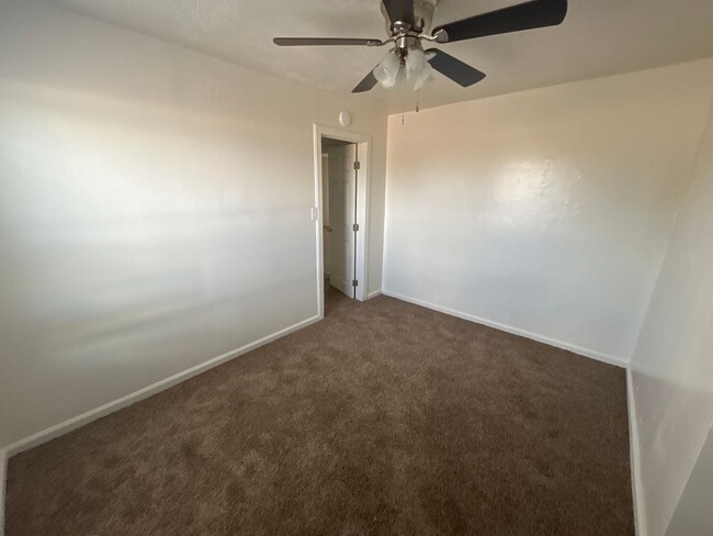 Building Photo - 2 Bedroom Home for Rent in Redding CA | Yard, Fireplace, Pet Friendly