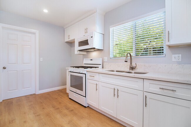 Building Photo - Olive Avenue Triplex