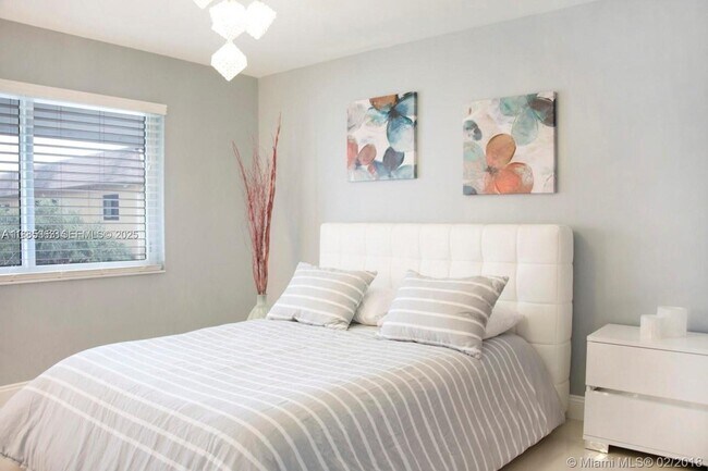 Building Photo - 801 Pine Dr