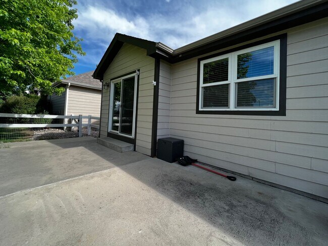 Building Photo - Charming 3-Bedroom Windsor Home: Comfort, Style, and Convenience Await!