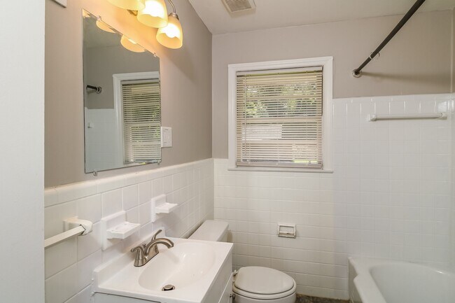 Building Photo - 1506 Cedar Terrace