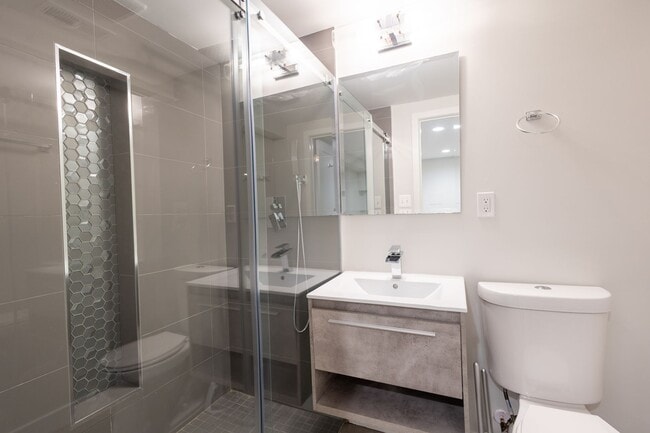 Building Photo - Beautiful 3 BR/3 BA Townhome in Brentwood!