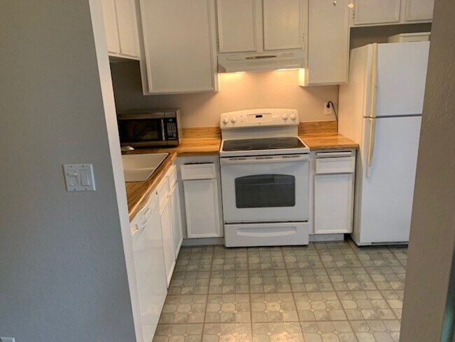 Building Photo - Spacious 1 Bedroom Parkway Pointe Condo!