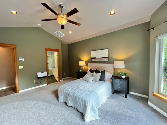 Building Photo - Seabeck Heights Home with Pickle Ball Court!