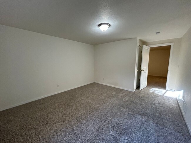 Building Photo - Bright & Updated Townhome in a Prime Fort Collins Location