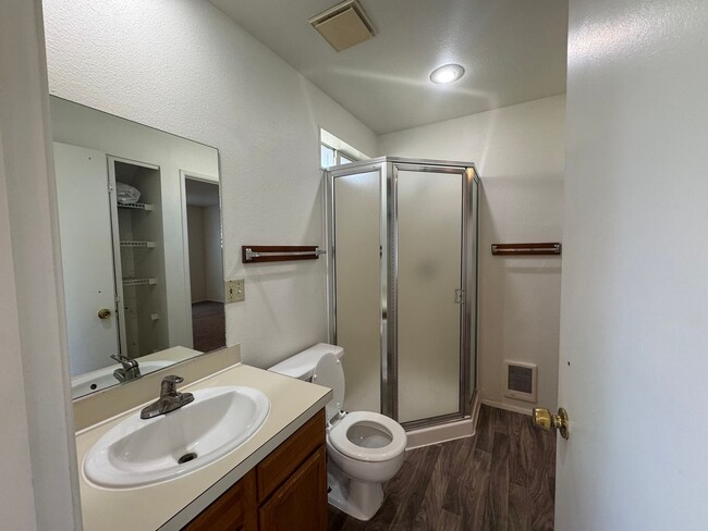 Building Photo - 3 Bedroom 2 Bathroom Duplex Walking Distan...