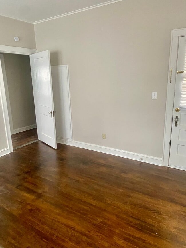 Building Photo - Charming 2-Bedroom Duplex for Lease – South Highlands