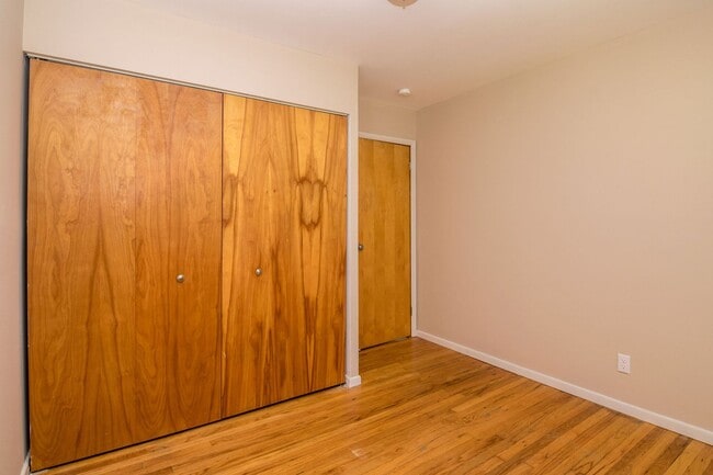 Building Photo - 2420 N Circle Dr