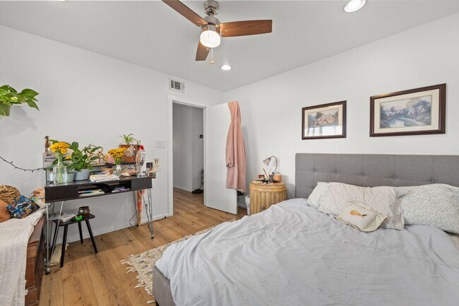 Building Photo - Semi furnished!