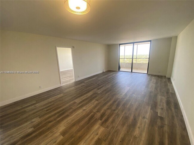 Building Photo - 2500 Parkview Dr