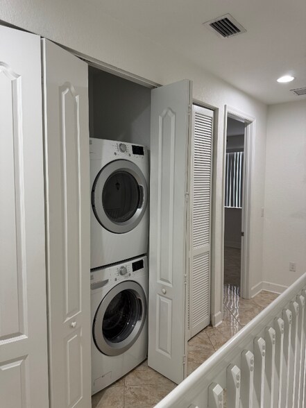 Building Photo - 708 SW 147th Ave