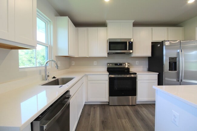 Building Photo - Never-Lived-In Luxury: Modern 3-Level Living + Garage in Orchard Ridge