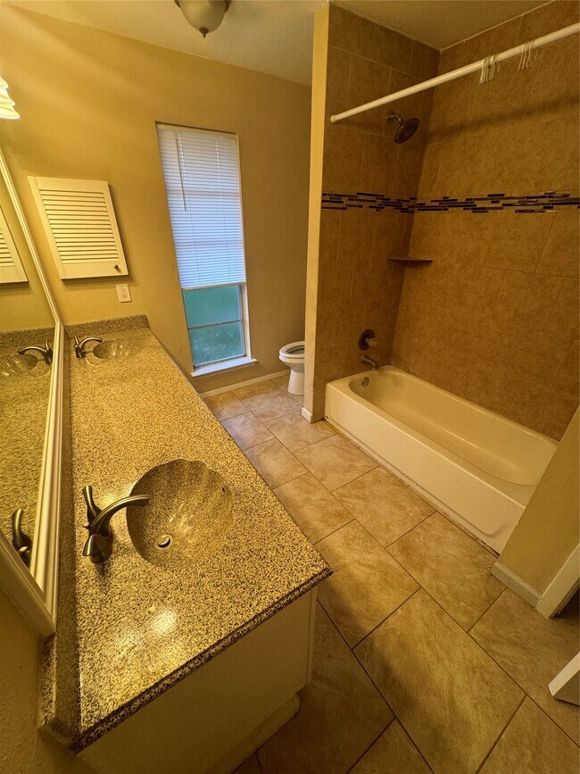 Building Photo - 13418 Oak Ledge Dr